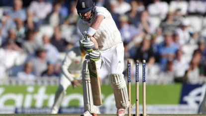 Honours even as England remove Rogers and Warner