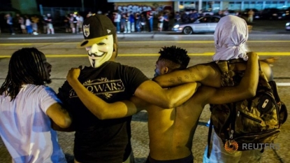 The Latest on Ferguson: Crowd thins along West Florissant