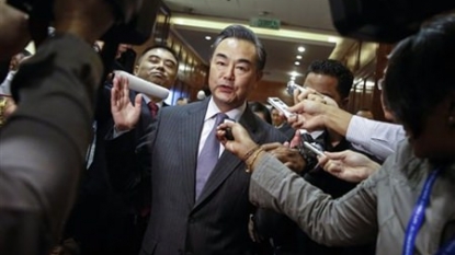 Wang Yi meets ASEAN foreign ministers