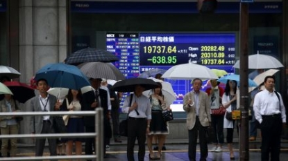 Hong Kong stocks tumble by lunch, Glencore battered