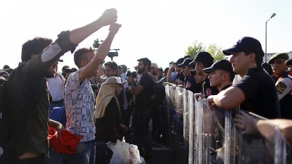 Hundreds of Greece-bound refugees blocked in Turkey for second day