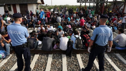 Hundreds of migrants push through police lines in Croatia