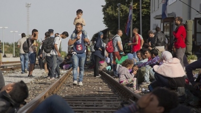 Refugee crisis: SE Europe seals borders, halts trains