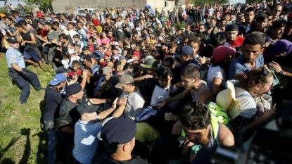 Refugees breach police lines on Serbia-Croatia border